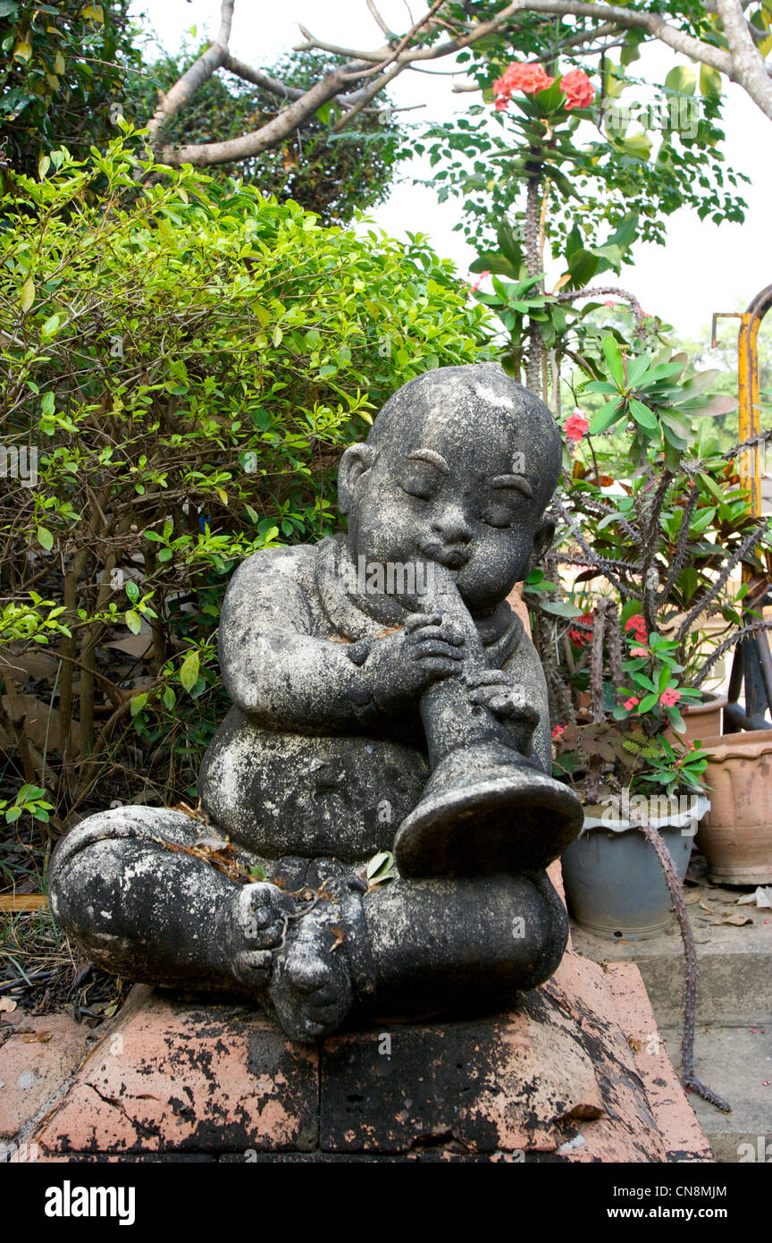 junge Statue spielen Instrument, Garten, Tempel, Chiang Mai, Thailand Stockfoto