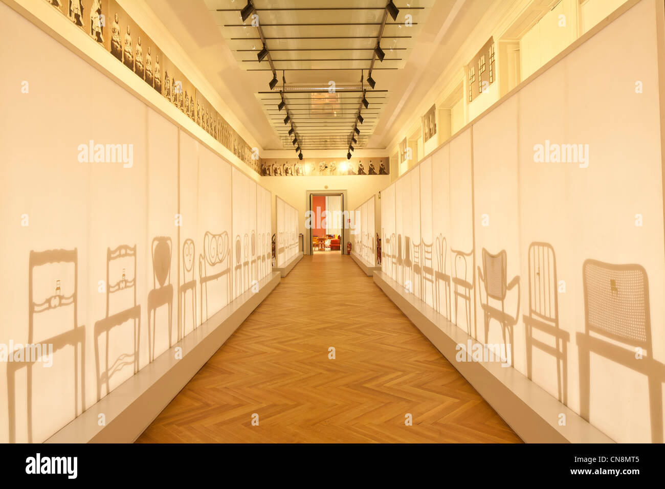 Wien, Museum für angewandte Kunst (MAK), eines der ältesten in Europa, gegründet 1864, Ausstellung von Holzstühlen durch Stockfoto