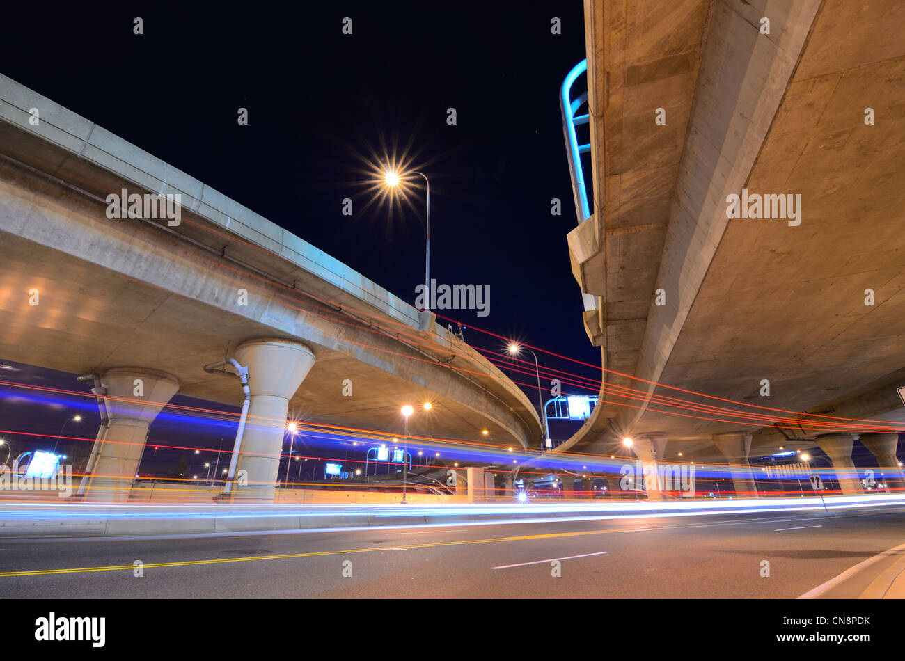 Autobahn und Straßen mit Lichtspuren in der Nacht Stockfoto