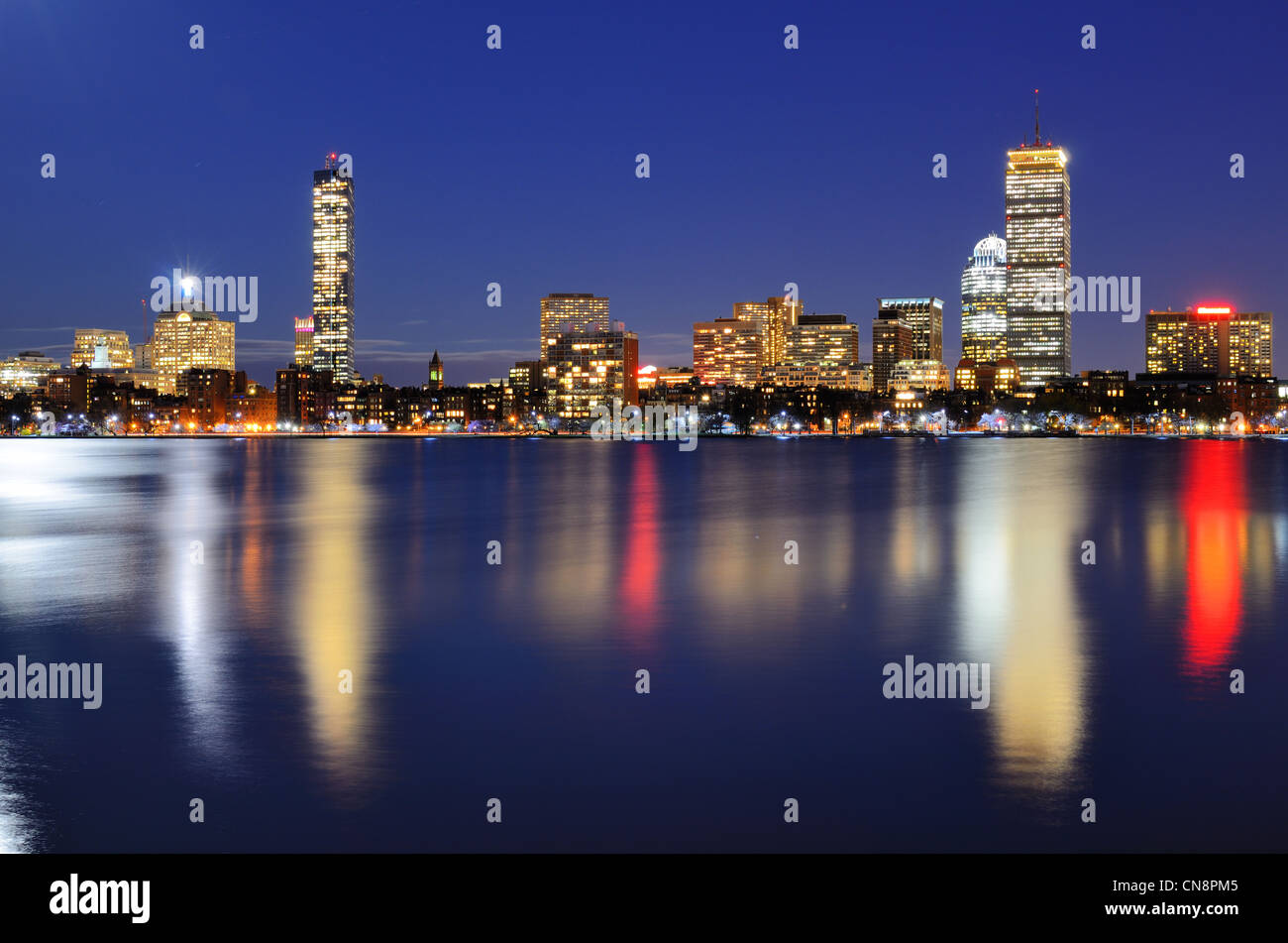 Das Stadtbild von Back Bay Boston, Massachusetts, USA aus über den Charles River. Stockfoto