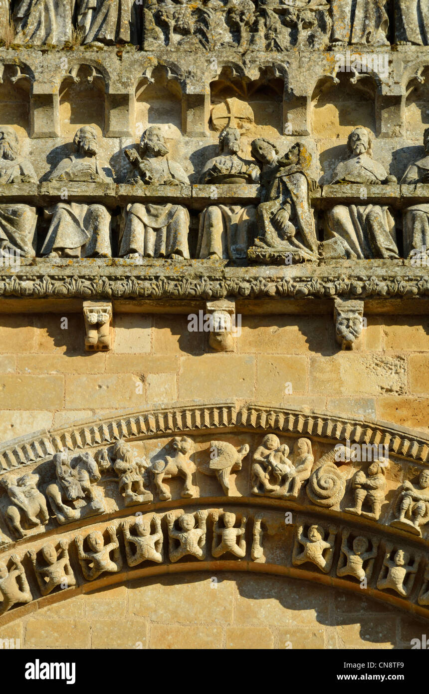 Frankreich, Vendee, Vouvant, Ste Marie Church aus dem 11.-19 th Jahrhundert im romanischen Stil, 2 Portal Swith geschnitzten Bögen Stockfoto
