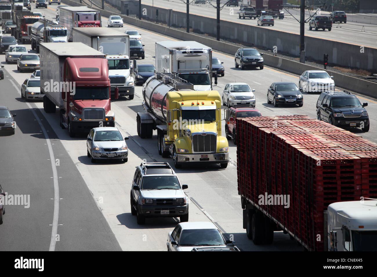 PASADENA, CA, USA - 10. April 2012 - schwere Lkw-Verkehr Reisen West auf der 210 Autobahn in Pasadena, CA am 10. April 2012. Stockfoto