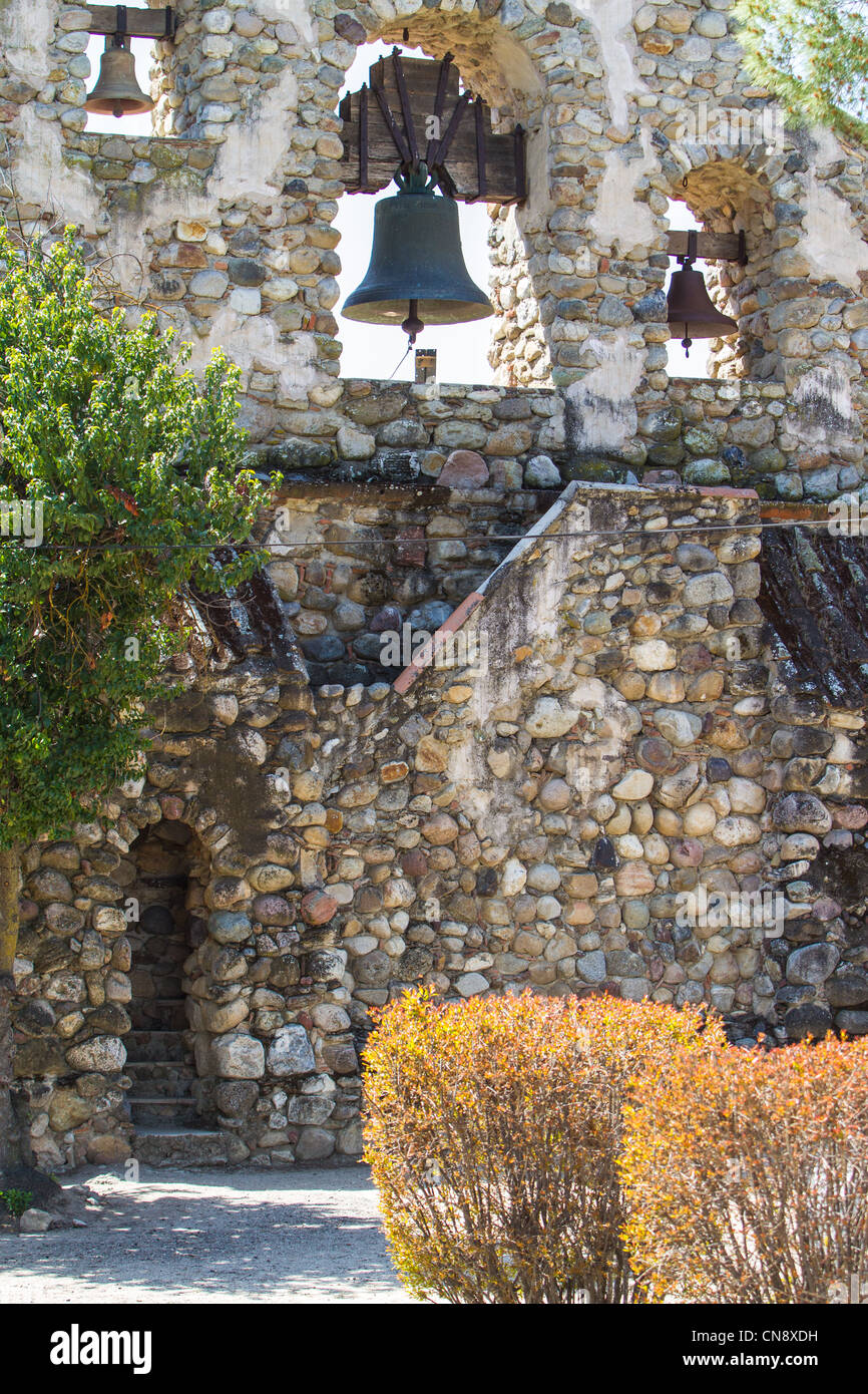 Ein Glockenturm auf dem Friedhof von Mission San Miguel in Zentral-Kalifornien Wein-Land in der Nähe von Paso Robles Stockfoto