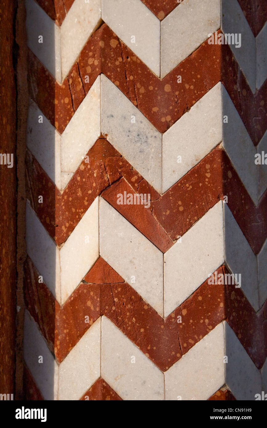Agra, Indien. Intarsien aus rotem Sandstein geometrische Muster im Mauerwerk, Nord-Pavillon, Garten des Itimad-Ud-Dawlah. Stockfoto