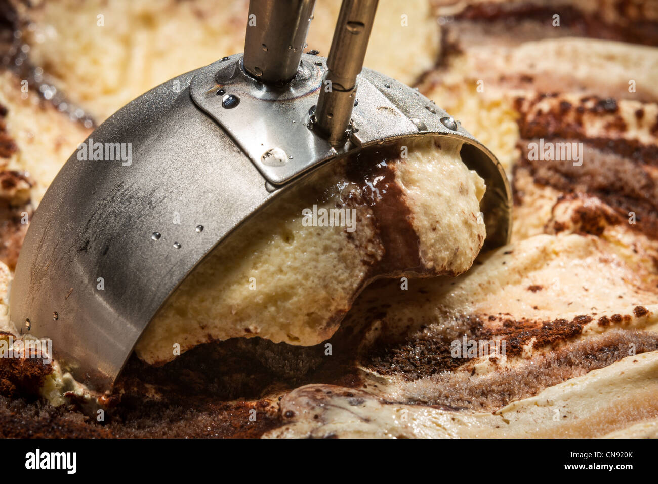 Eis und metallische Löffel Stockfoto