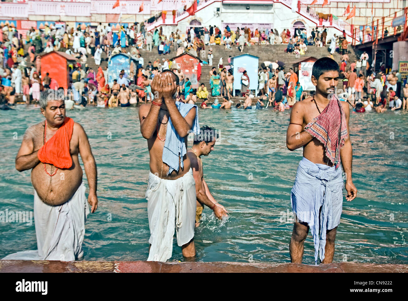 Mann, der betet an Hari Ki Pauri Ghat, Haridwar, Indien Stockfoto