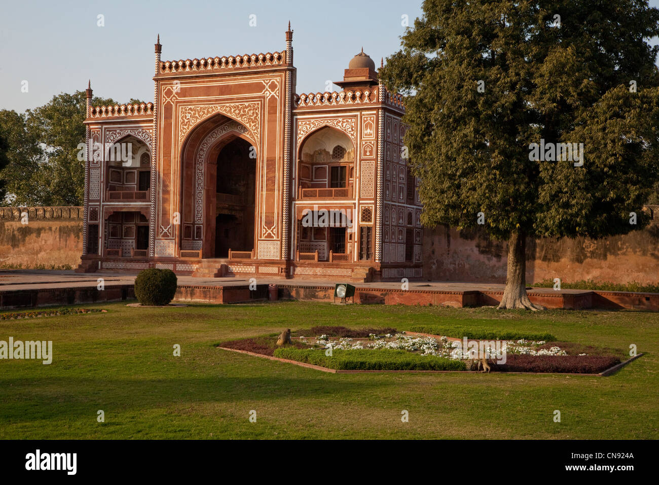 Agra, Indien. Nord-Pavillon im Garten umgibt das Itimad-Ud-Dawlah. Stockfoto