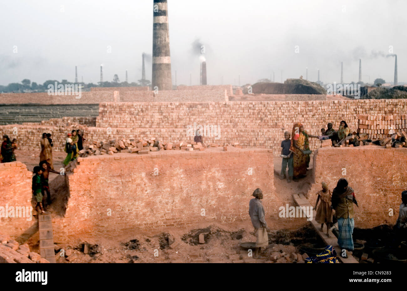 Arbeiter tragen Ziegel am Fatullah Ziegelei in der Nähe von Dakar, Bangladesch. Stockfoto