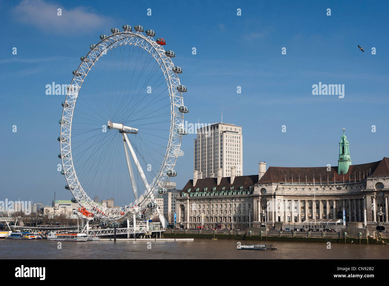 London Eye und das Aquarium am Rande des Flusses Themse Stockfoto