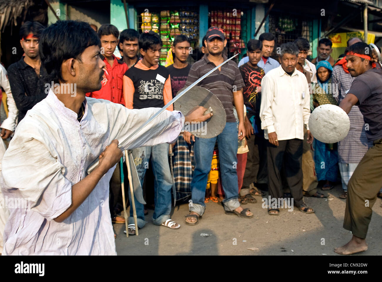 Bangladeshi Männer kämpfen während der jährlichen Feier des Muharram muslimischen Festival in Khulna, Bangladesh Stockfoto