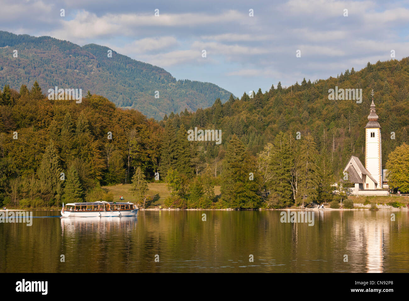 Slowenien, Goriska Region, Bovec, Triglav-Nationalpark, St. John the Baptist Church an den Ufern des Sees Bohinj Stockfoto