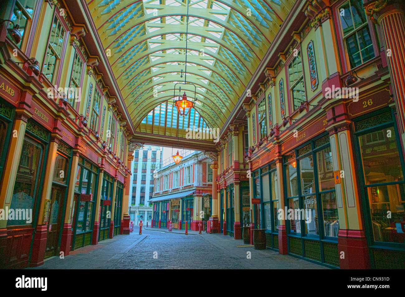 Leadenhall ist eine Markthalle mit gepflasterten Spazierwegen und Glasdach Stockfoto