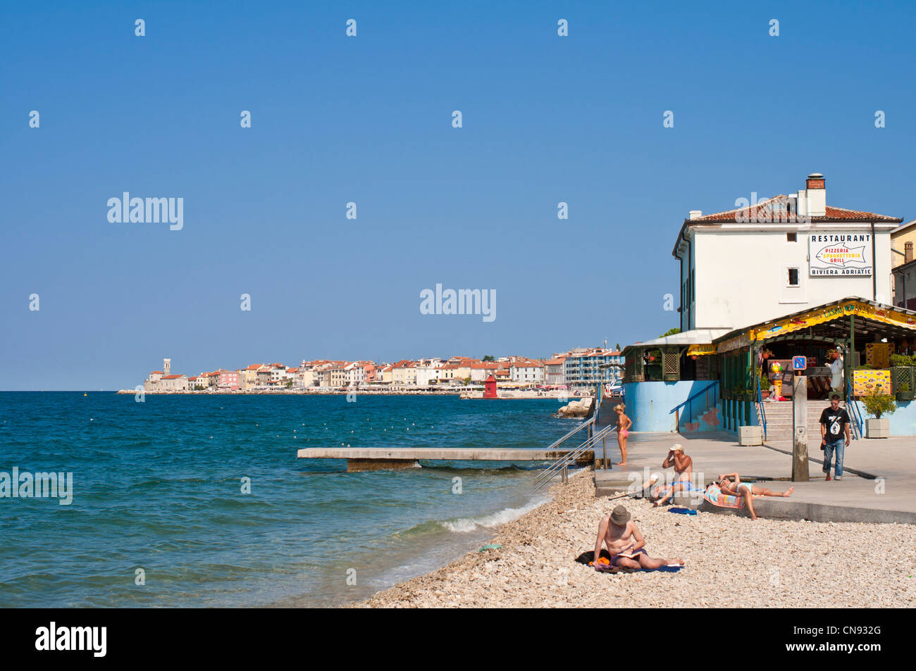 Slowenien, Golf von Triest, Adria-Küste, Primorska Region, Piran, Strand am  Eingang der Stadt Stockfotografie - Alamy