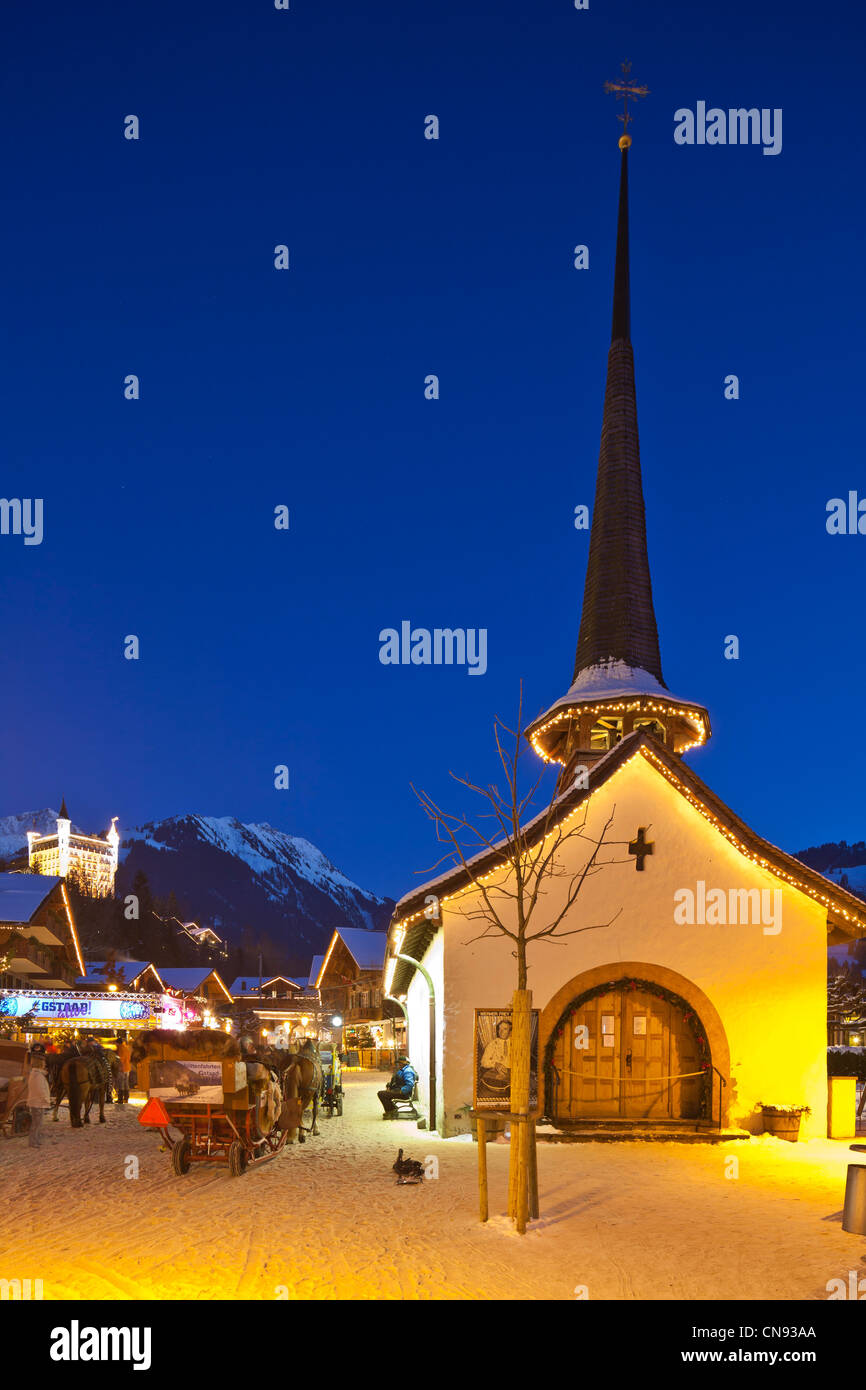 Schweiz, Kanton Bern, Saanen, Gstaad ski Resort, Promenade, Fußgängerzone Straße, evangelische Hauptkirche mit Gstaad ski Stockfoto