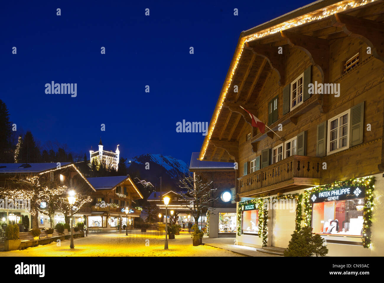 Schweiz, Kanton Bern, Saanen, Gstaad ski Resort, Promenade, Fußgängerzone mit Gstaad Ski Resort Palasthotel Stockfoto