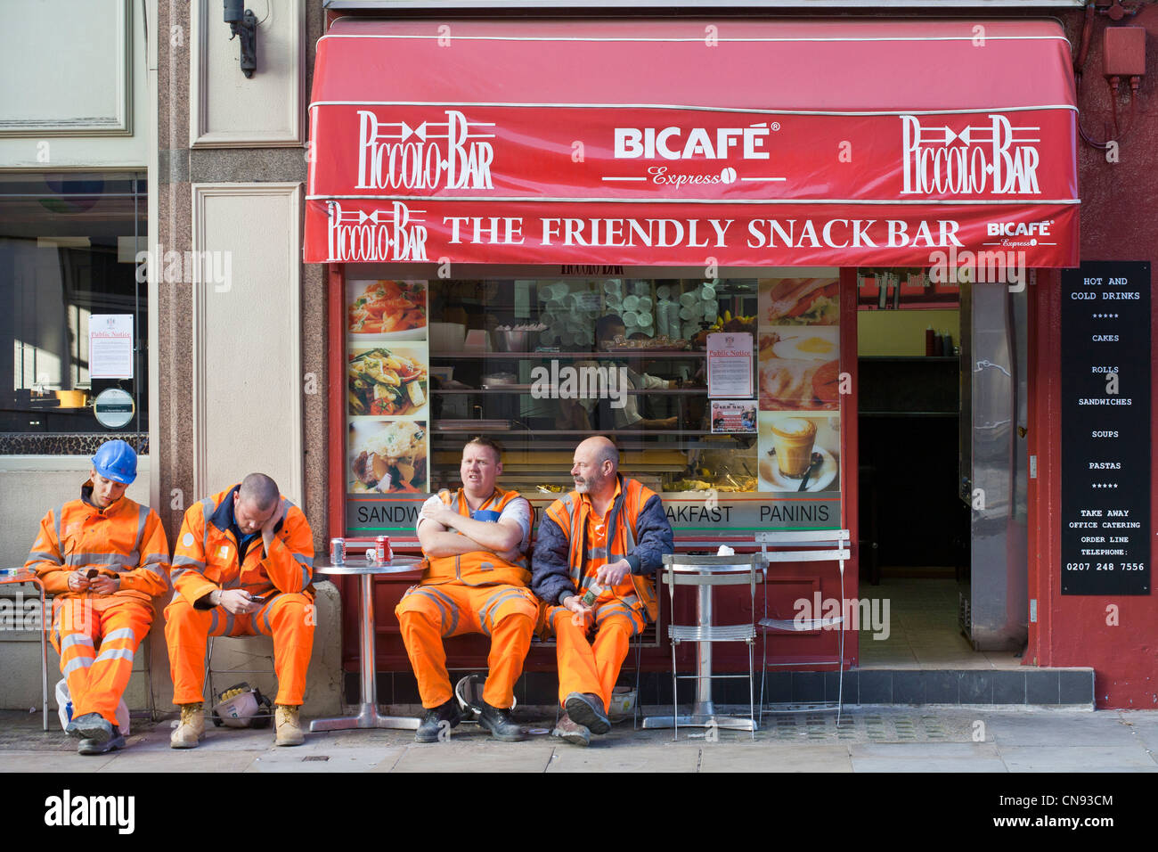 Vereinigtes Königreich, London, City, Queen Victoria Street, Piccolo bar, eine Arbeiter Mittagspause Stockfoto