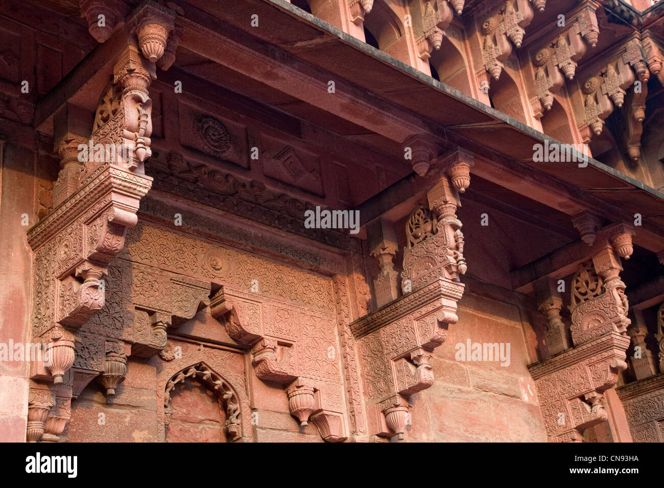 Agra, Indien. Jahangiri Mahal. Kunstvoll geschnitzten stützen im indischen Stil halten die obere Ebene. Stockfoto