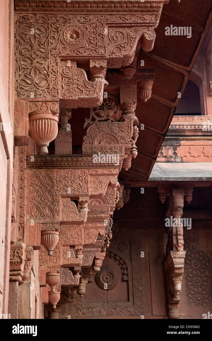 Agra, Indien. Agra Fort, Jahangiri Mahal. Kunstvoll geschnitzten stützen im indischen Stil halten die obere Ebene. Stockfoto