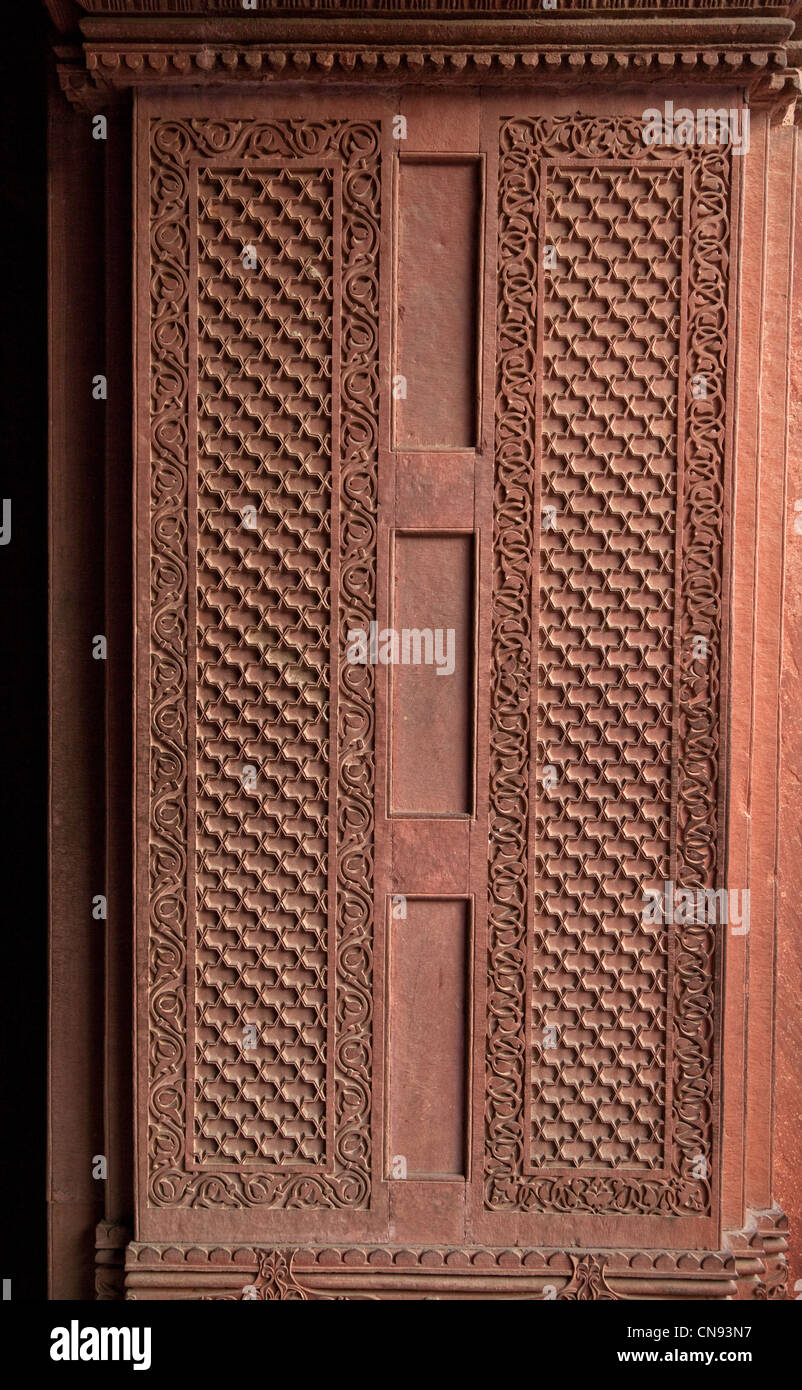Agra, Indien. Agra Fort, Jahangiri Mahal. Aufwendige Schnitzereien in Tür-Rahmen. Stockfoto