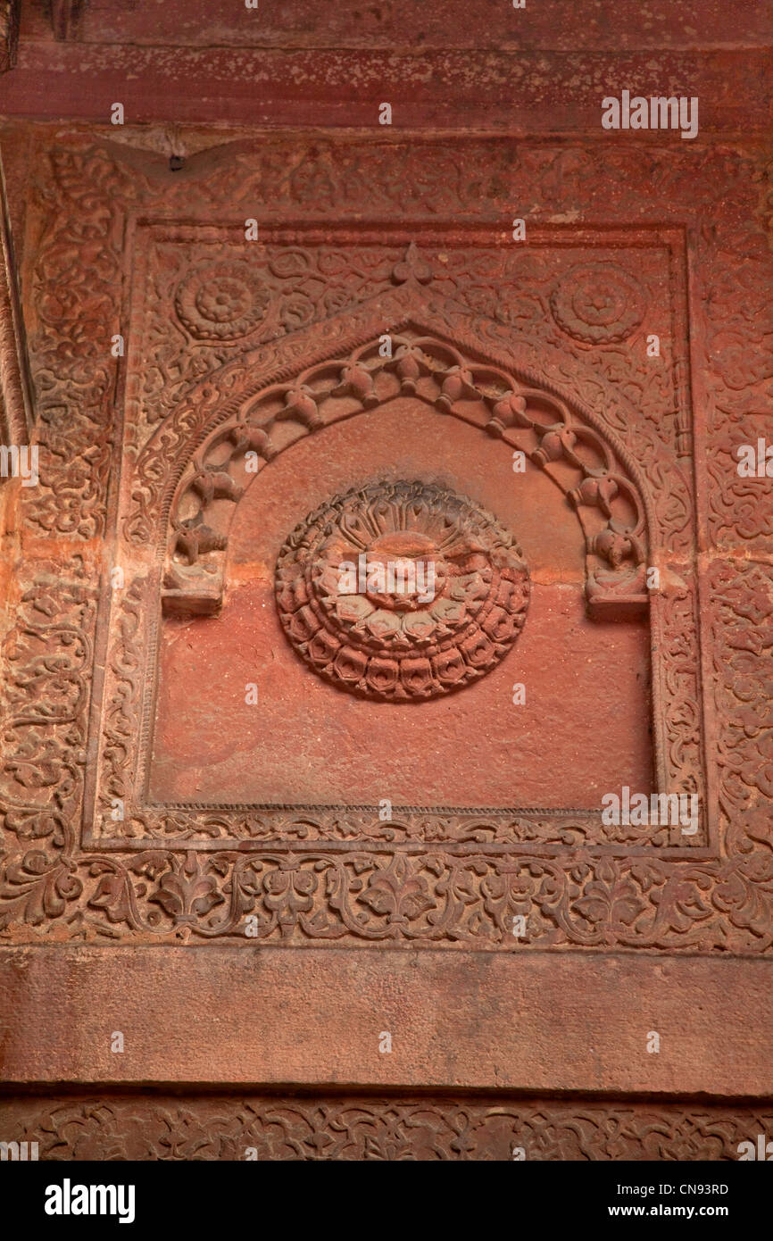 Agra, Indien. Agra Fort, Jahangiri Mahal. Sonne-Emblem in Seitenwand geschnitzt. Stockfoto