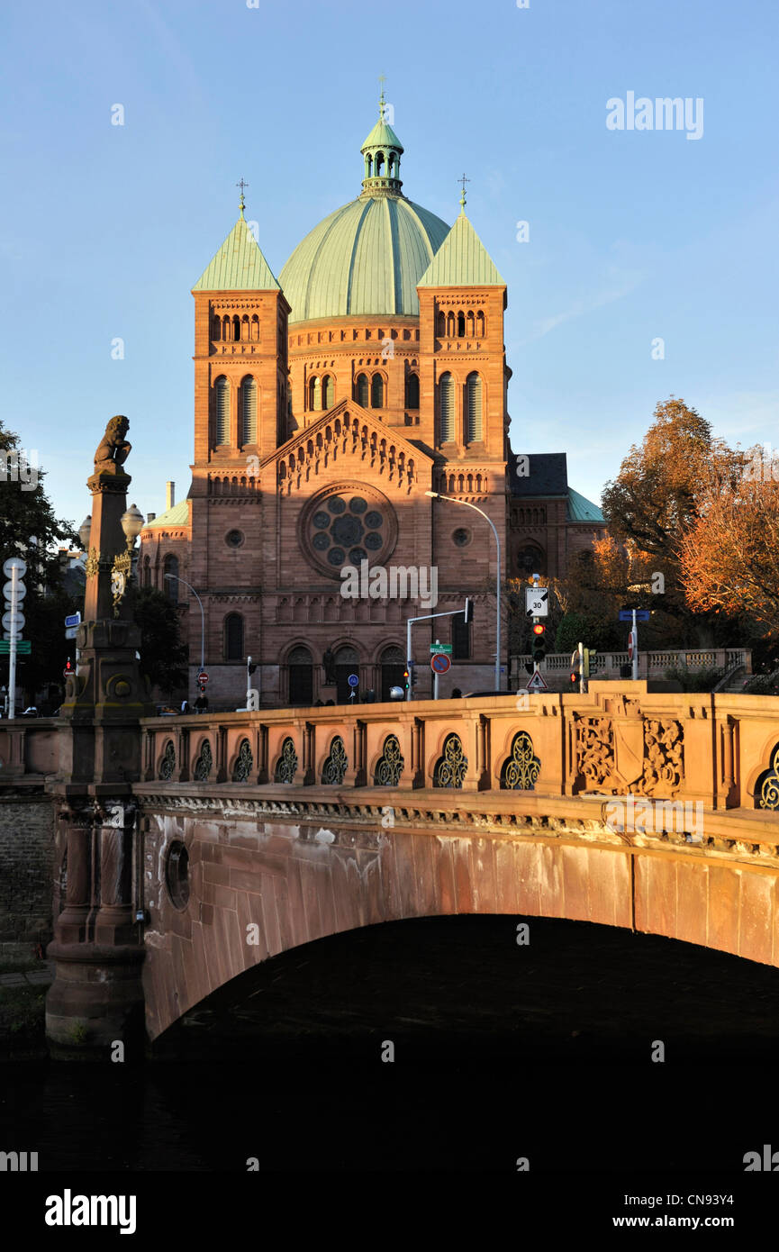 Frankreich, Bas Rhin, Straßburg, Pont De La Fonderie und Saint-Pierre-le-Jeune Kirche Stockfoto