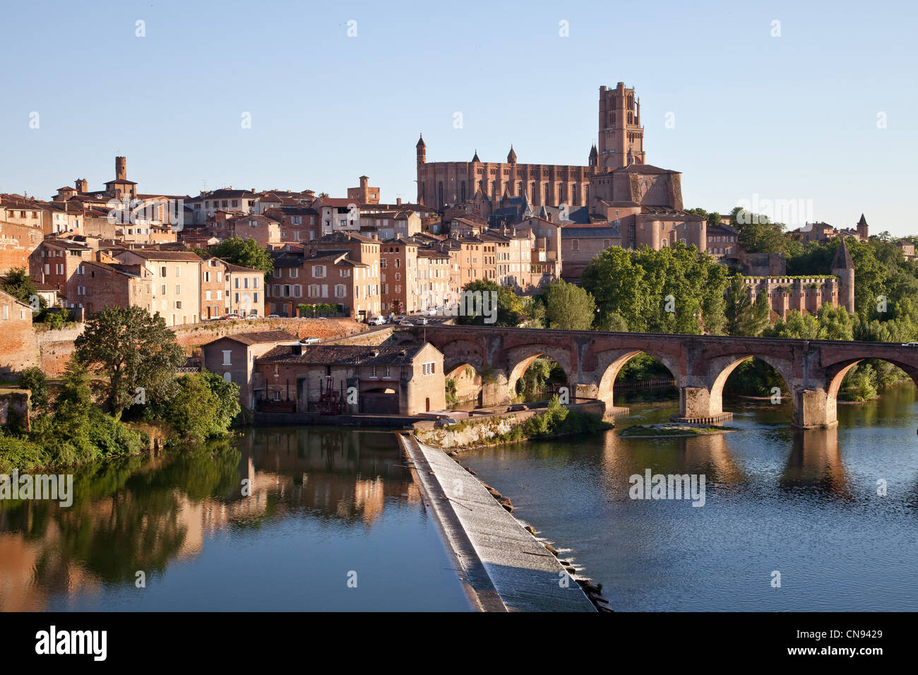 Frankreich, Tarn, Albi, der Bischofsstadt, aufgeführt als Weltkulturerbe der UNESCO, die Kathedrale Sainte Cecile die alte Brücke und die Stockfoto