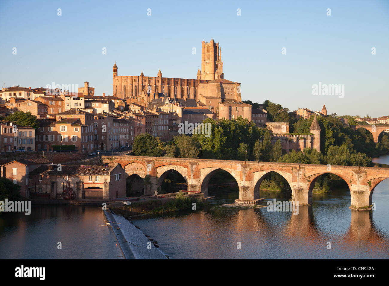 Frankreich, Tarn, Albi, der Bischofsstadt, aufgeführt als Weltkulturerbe der UNESCO, die Kathedrale Sainte Cecile die alte Brücke und die Stockfoto