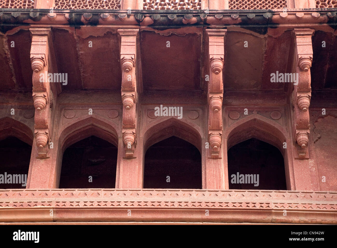Agra, Indien. Agra Fort, Jahangiri Mahal. Islamischen Stil Bögen; Obere Ebene unterstützt von Indisch-Stil unterstützt. Stockfoto