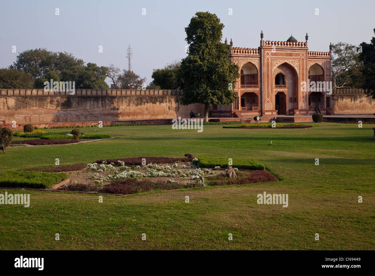 Agra, Indien. Eingangstor in den Garten rund um das Itimad-Ud-Dawlah. Stockfoto