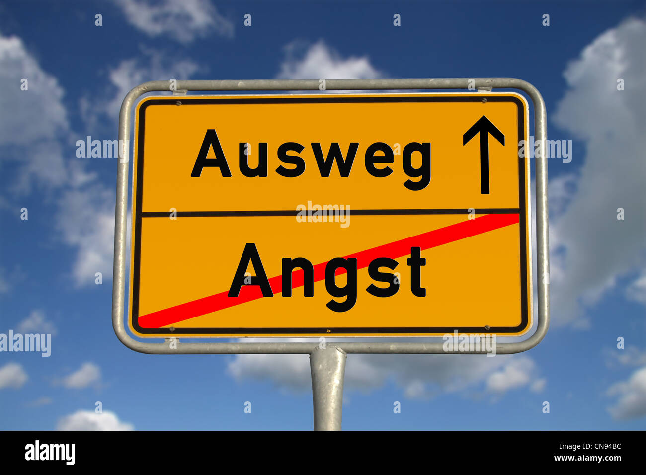 Deutsche Straße Zeichen Angst und Ausweg mit blauem Himmel und weißen Wolken Stockfoto