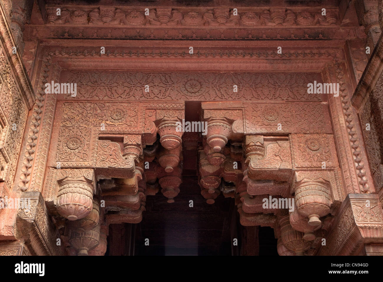 Agra, Indien. Agra Fort, Jahangiri Mahal. Indisch-Stil Corbeled Arch. Stockfoto