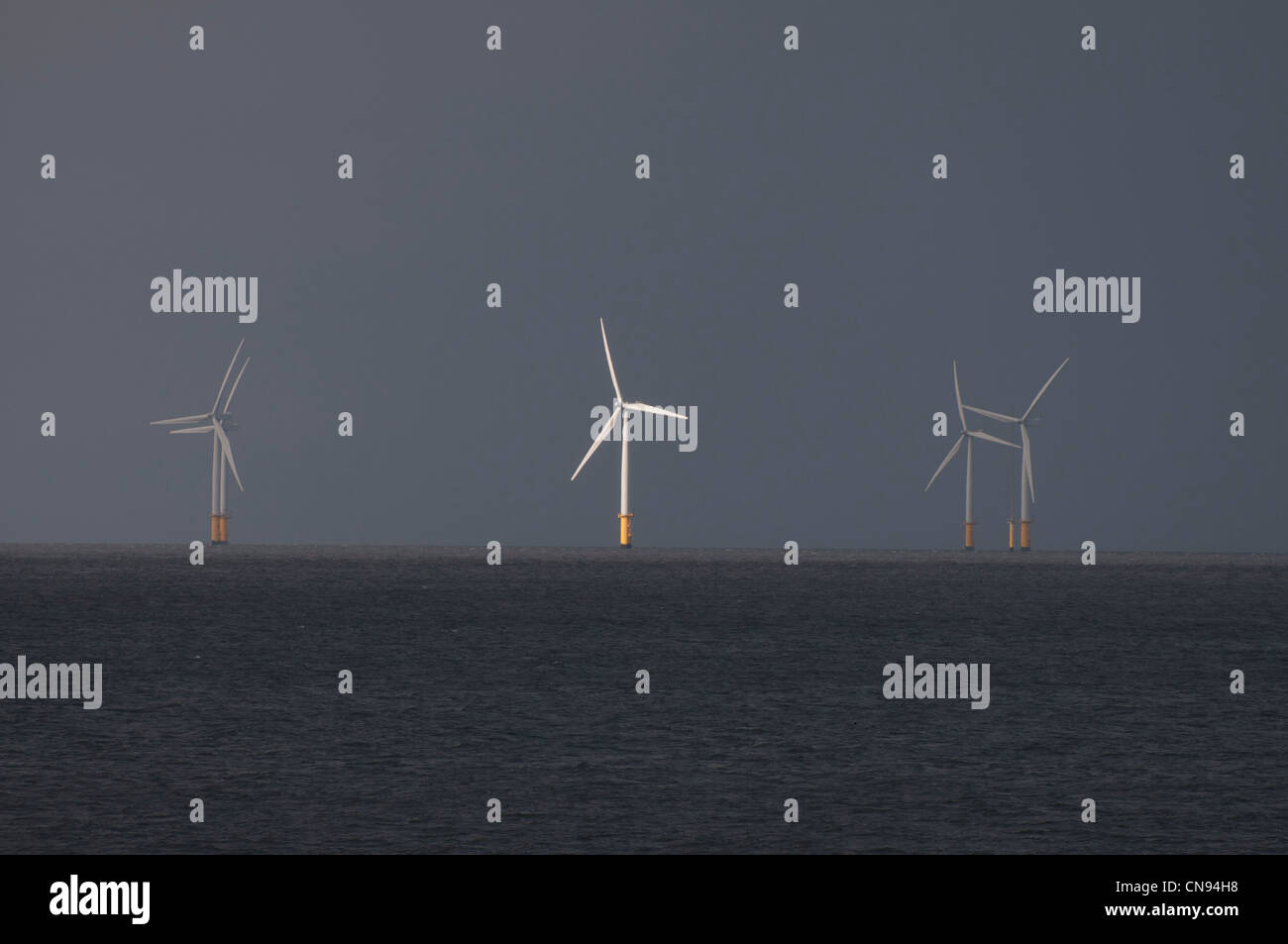 Rainshower über Windparks nordwalisischen Küste von Llanddulas in der Nähe von Colwyn Bay Stockfoto