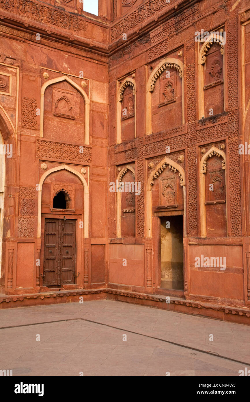 Agra, Indien. Agra Fort, Jahangiri Mahal. Mischung aus indischen und islamischen Stile in Bögen. Stockfoto