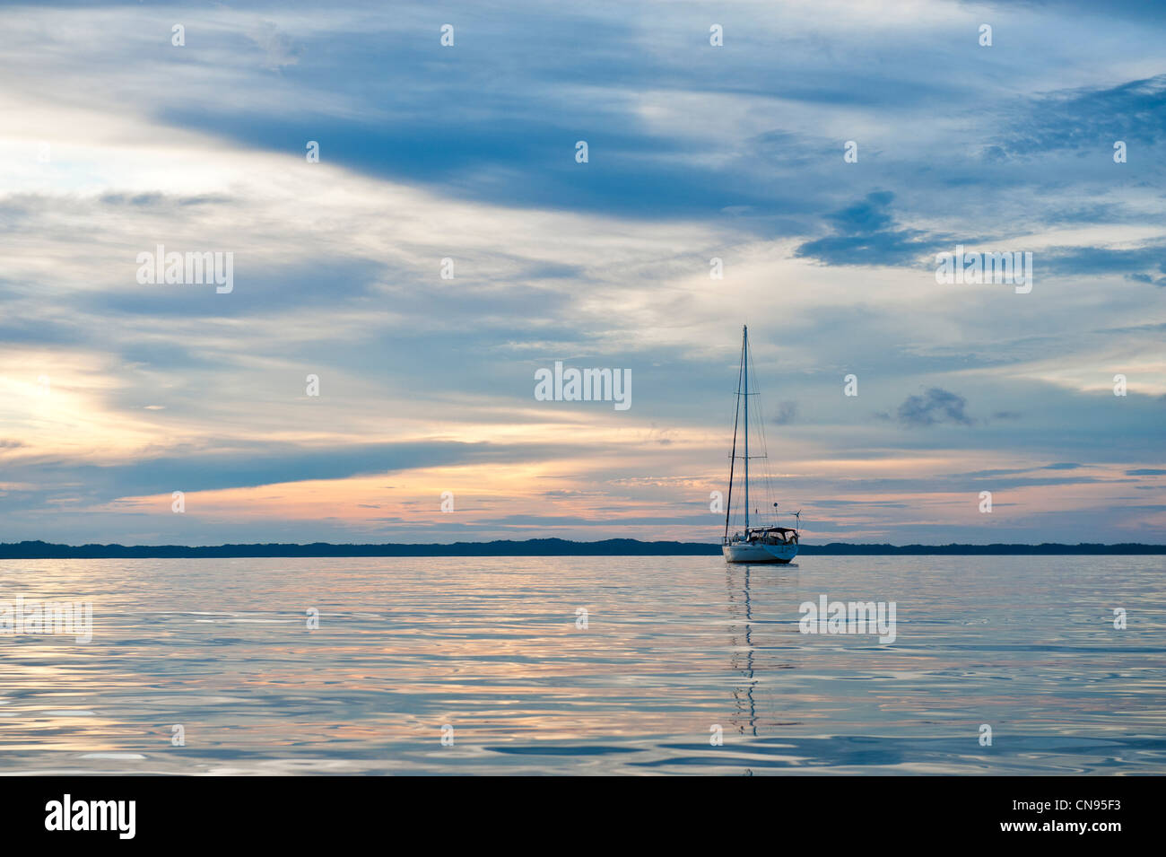 Panama, San Blas Archipel, autonome Gebiet Kuna Yala, Segelboot vor Anker vor der Carti-Insel Stockfoto