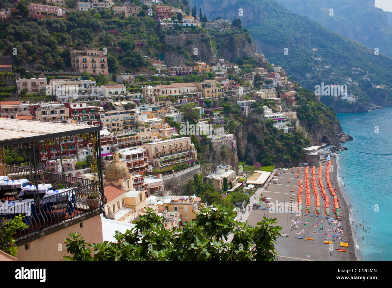 Restaurant mit Meerblick, Dorf Positano an der Amalfiküste, UNESCO-Weltkulturerbe, Kampanien, Italien Stockfoto