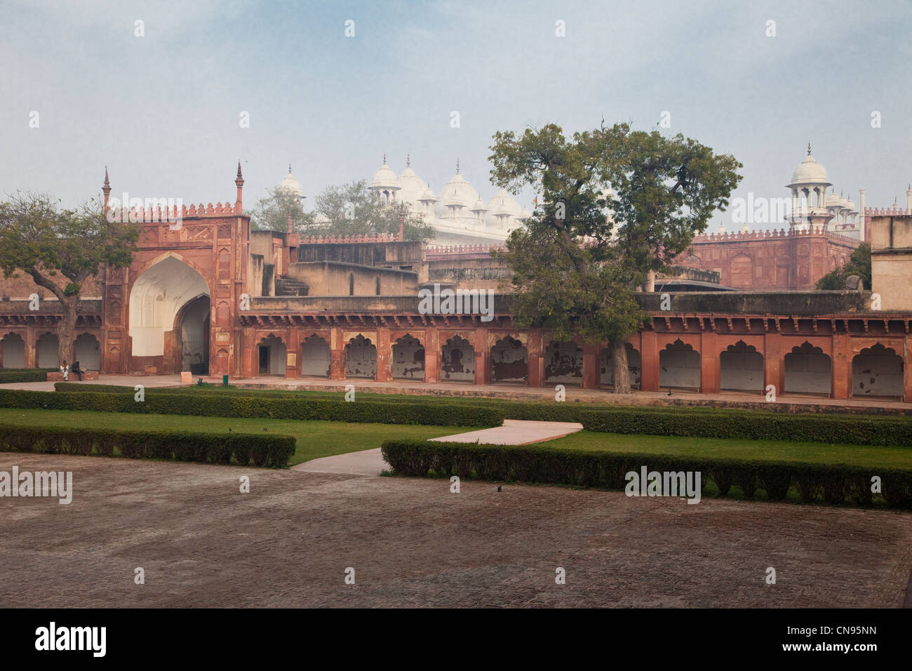 Agra, Indien. Agra Fort. Diwan-i-Am Hof, mit Moti Masjid (Perle Moschee) im Hintergrund. Stockfoto