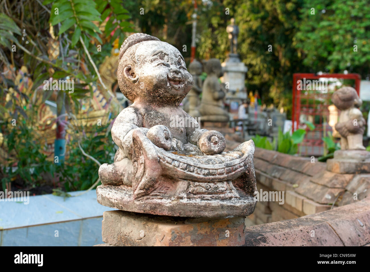 junge Statue spielen Instrument, lächelndes Gesicht, Tempel, Chiang Mai, Thailand Stockfoto