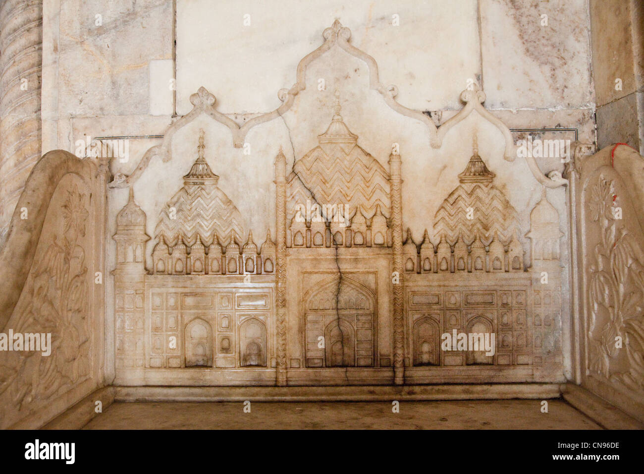 Agra, Indien. Nahaufnahme der graviert Carven auf den Minbar der Freitags-Moschee, wo der Imam steht, seine Predigt zu liefern. Stockfoto