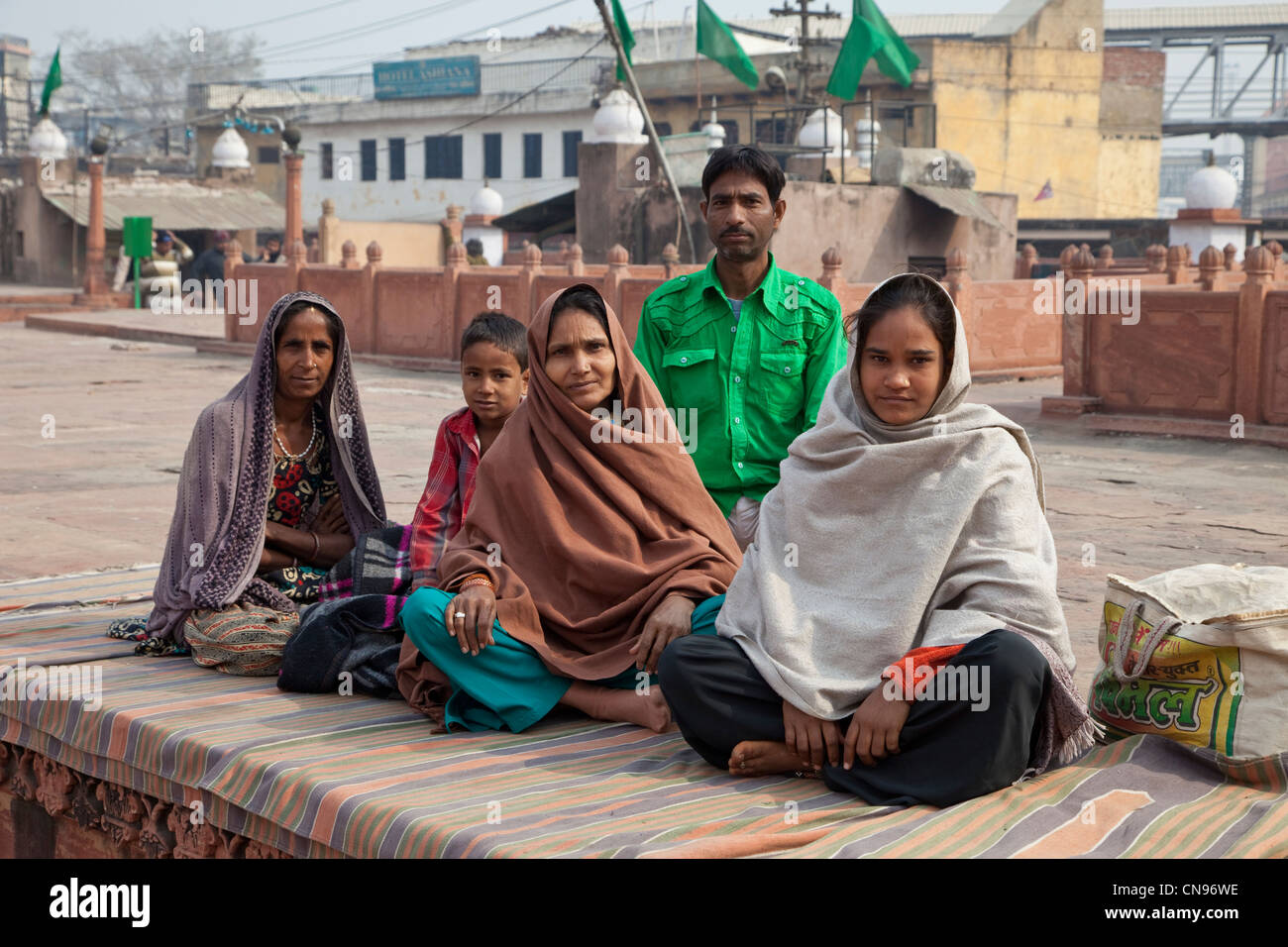 Agra, Indien. Indische Muslime im Innenhof der Jama Masjid, die Freitagsmoschee. Stockfoto