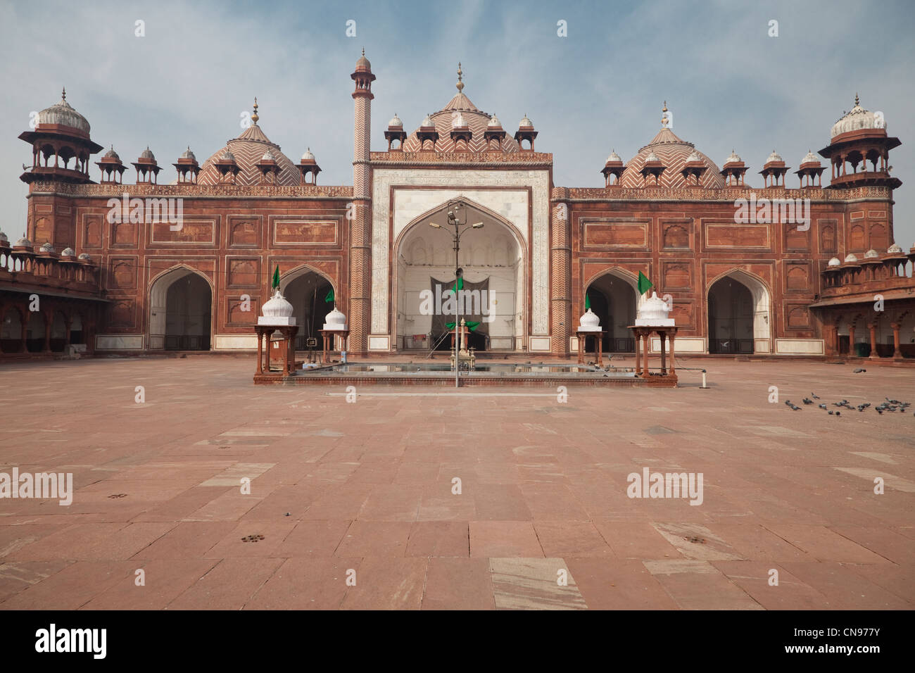 Agra, Indien. Innenhof der Jama Masjid, die Freitagsmoschee errichtet 1648. Chhatris säumen das Dach. Stockfoto