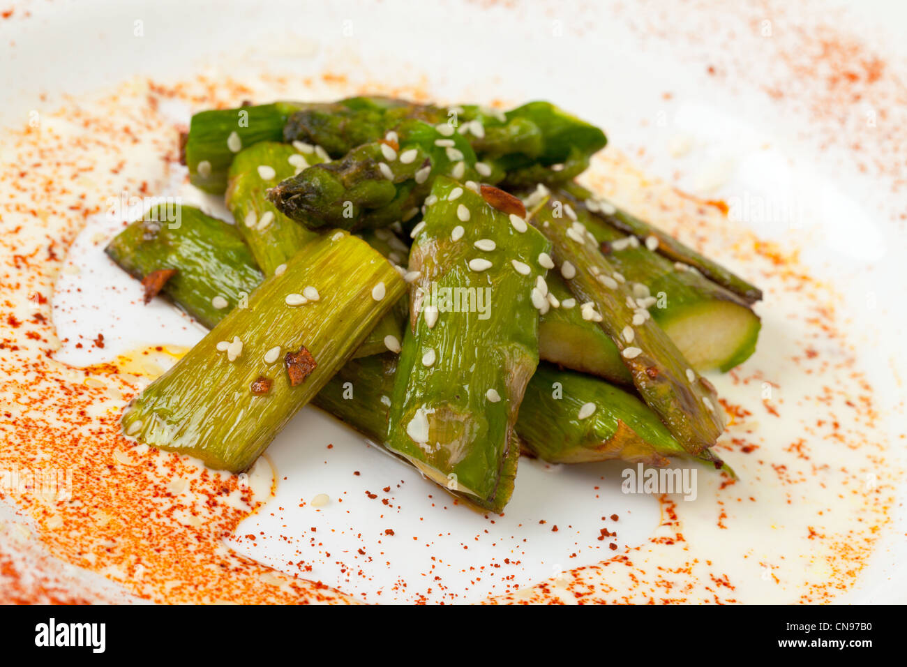 Gebratener Spargel auf weißen Teller closeup Stockfoto