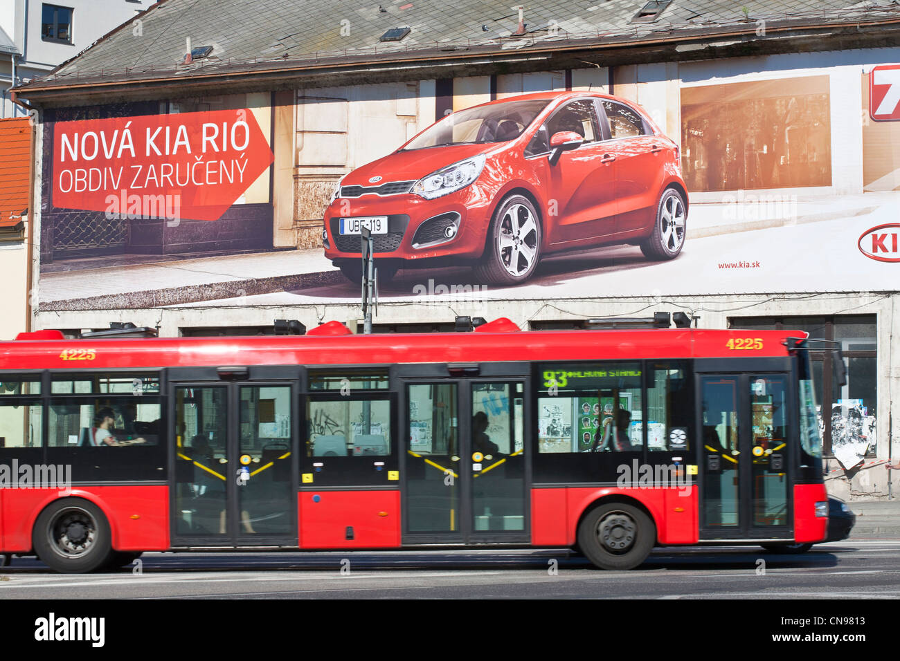 Slowakei, Bratislava, Stefanikova Straße, der 93 Bus vor Werbung für KIA, eine südkoreanische Automarke Stockfoto