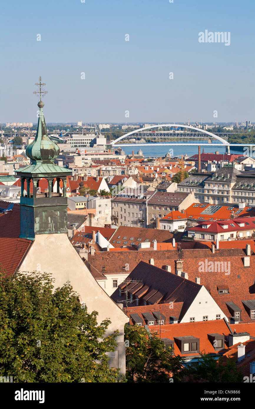 Slowakei, Bratislava, Blick von der Burg über St. Nikolaus-Kirche, das historische Zentrum, die Apollo-Brücke und der Donau Stockfoto