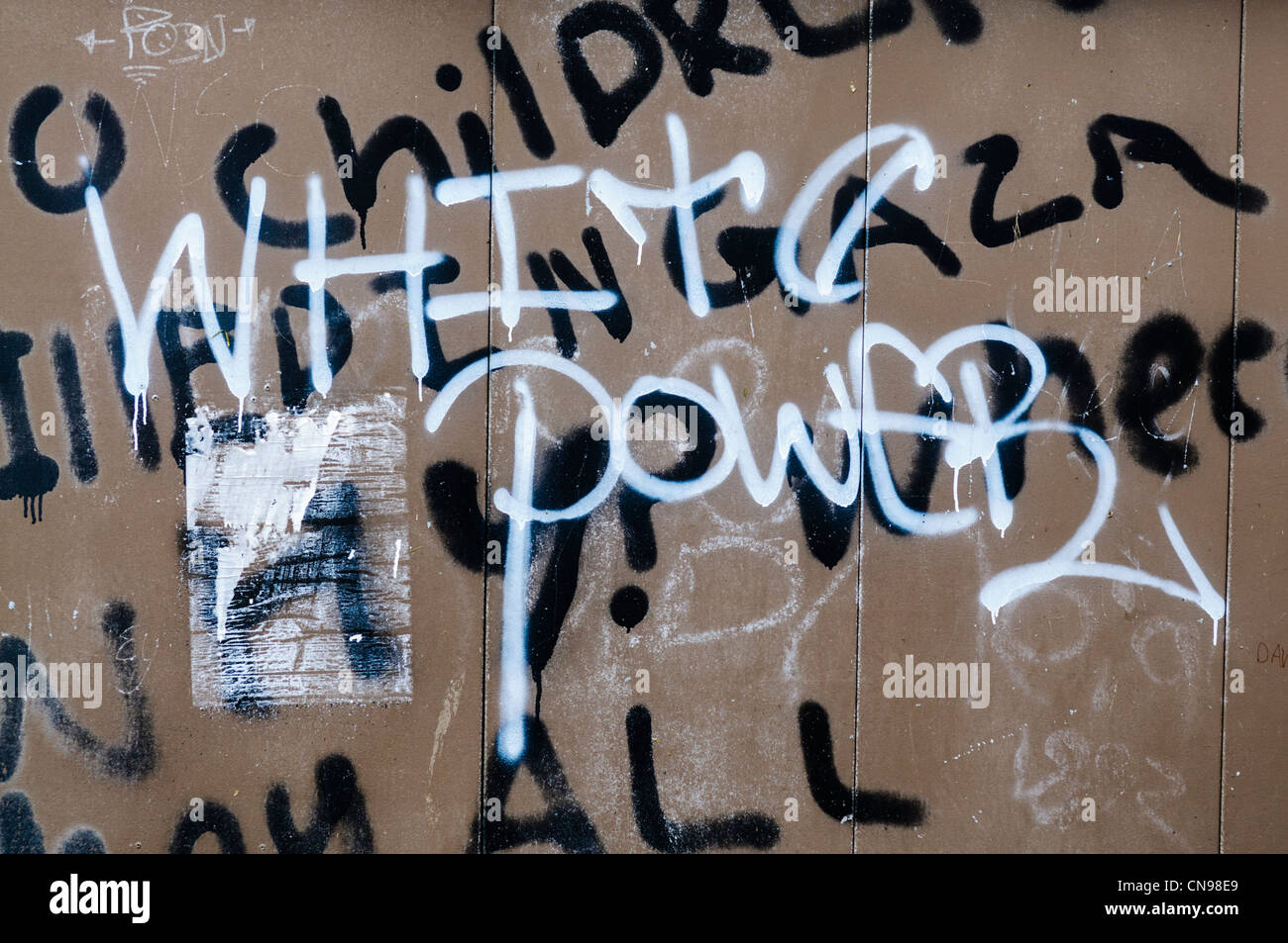 Rassistische Graffiti sagt "White Power" Stockfoto