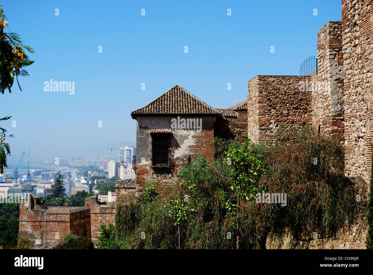 Obere ummauerten Bezirk von der Zitadelle aus Süden, Alcazaba de Málaga, Málaga, Andalusien, Südspanien, Westeuropa betrachtet. Stockfoto