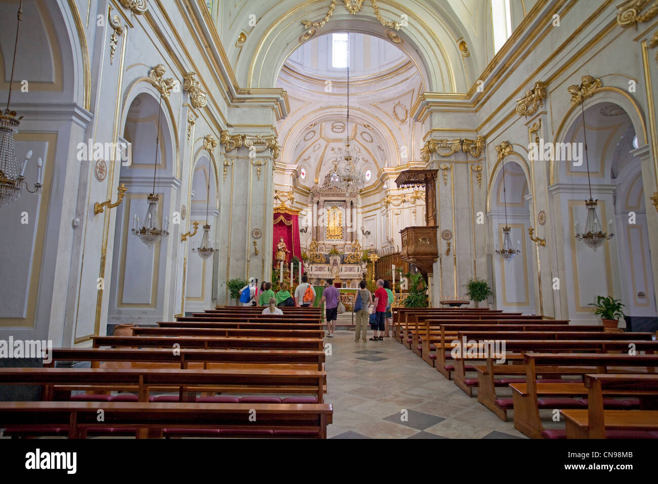 Im Inneren der Kirche von Positano, Amalfiküste, UNESCO-Weltkulturerbe, Kampanien, Italien, Mittelmeer, Europa Stockfoto