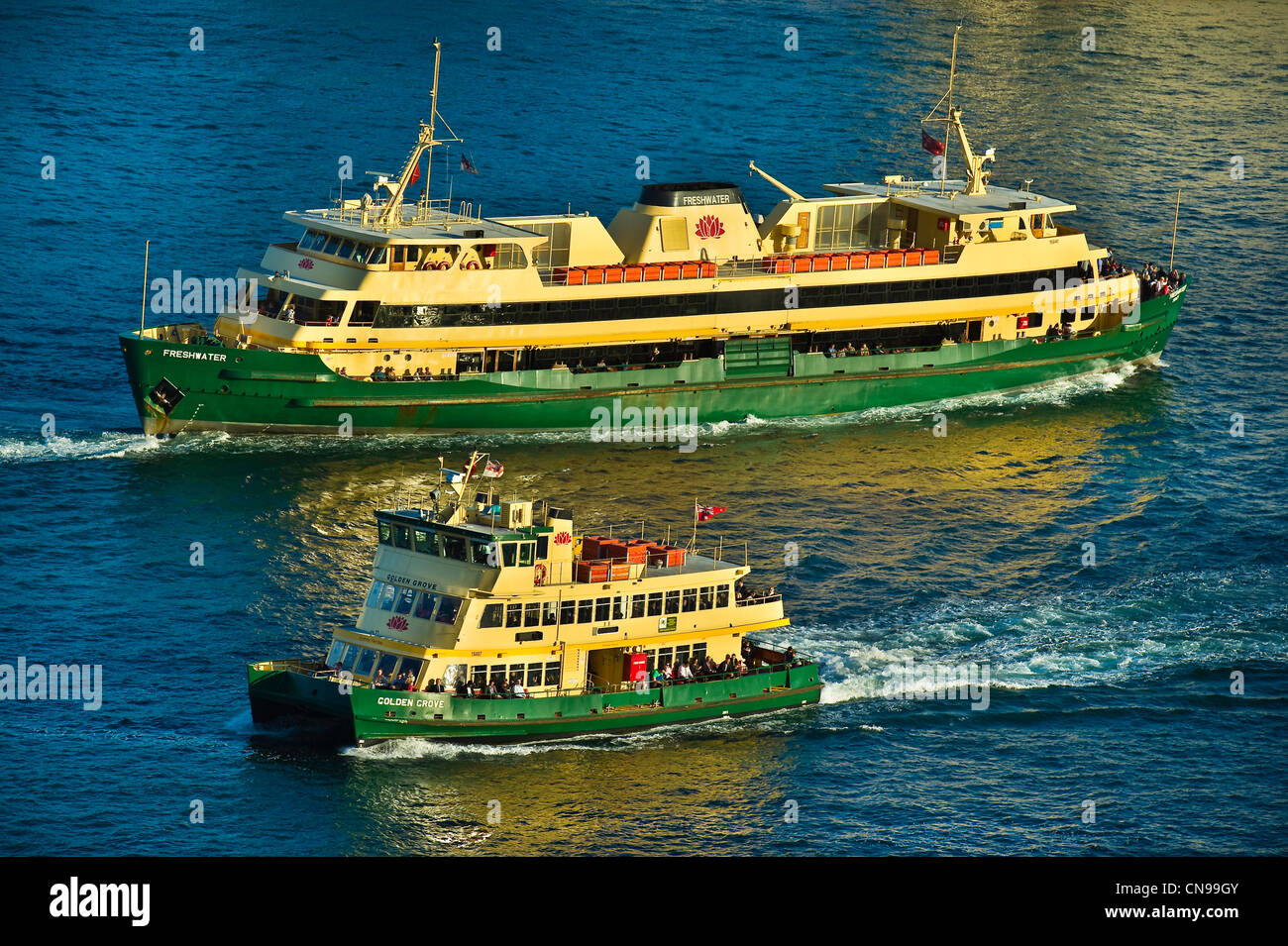 Australien, New South Wales, Sydney, Fähren in der Bucht von Circular Quay und Harbour Bridge Stockfoto