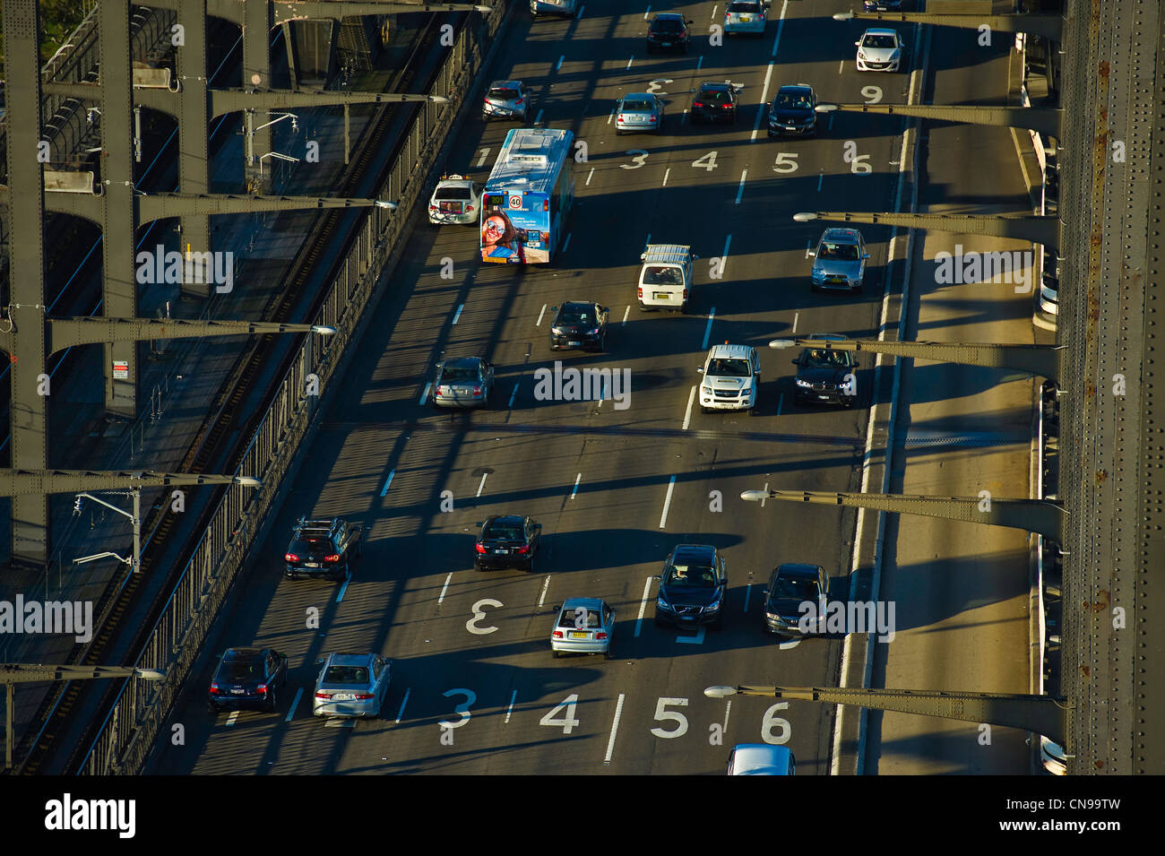 Australien, New South Wales, Sydney, Autos auf der Harbour Bridge Stockfoto
