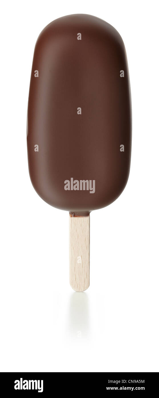 Dunkle Schokolade getauchte Vanille-Eis Lolly Cut-out geschnitten Stockfoto