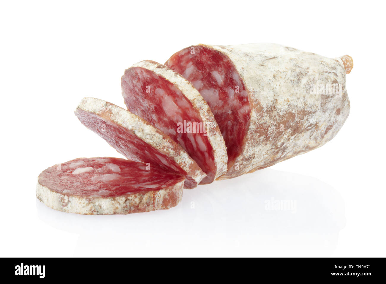 Salami in Scheiben geschnitten isoliert auf weißem, Clipping-Pfad enthalten Stockfoto